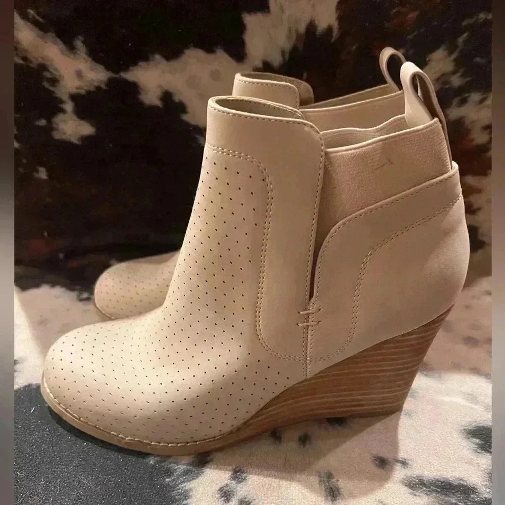 Dolce Vita DV Gerdy Booties Ankle Boots Wedge Heel Beige Size 7.5 & 7 NEW - Picture 7 of 8